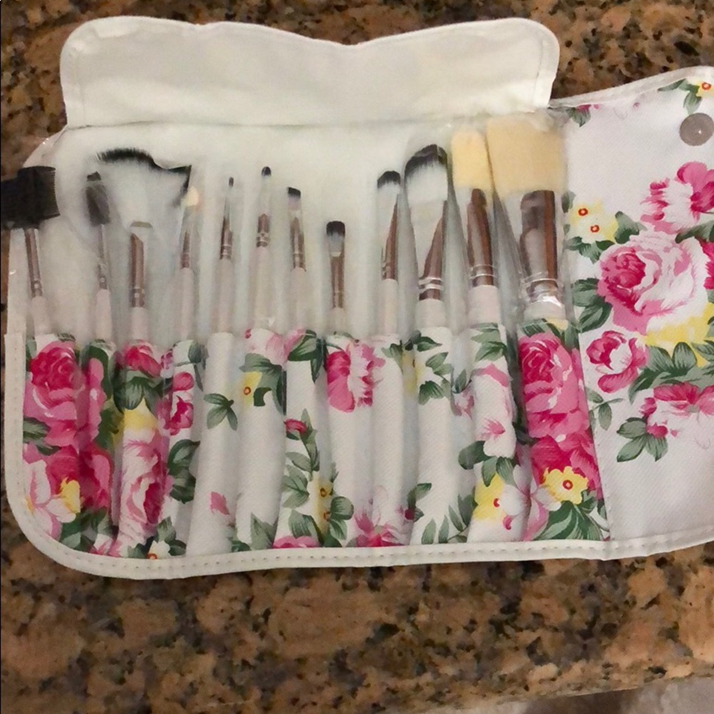 12 PIECE MAKEUP BRUSH SET